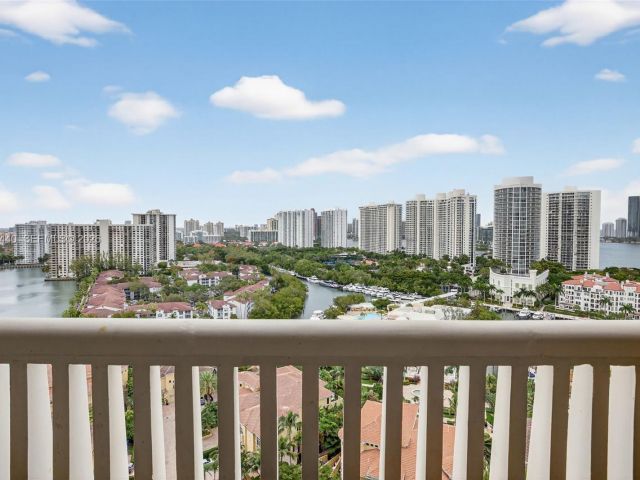 2-bedroom condo for sale in Aventura - 1000 Island Blvd 2105 - MondialRealty