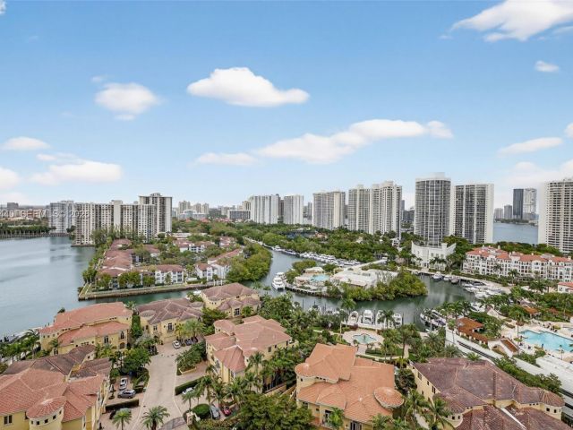 2-bedroom condo for sale in Aventura - 1000 Island Blvd 2105 - MondialRealty