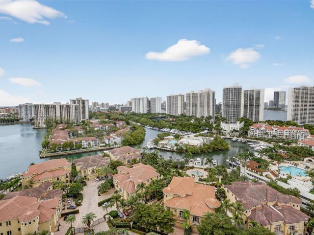 2-bedroom condo for sale in Aventura - 1000 Island Blvd 2105 - MondialRealty