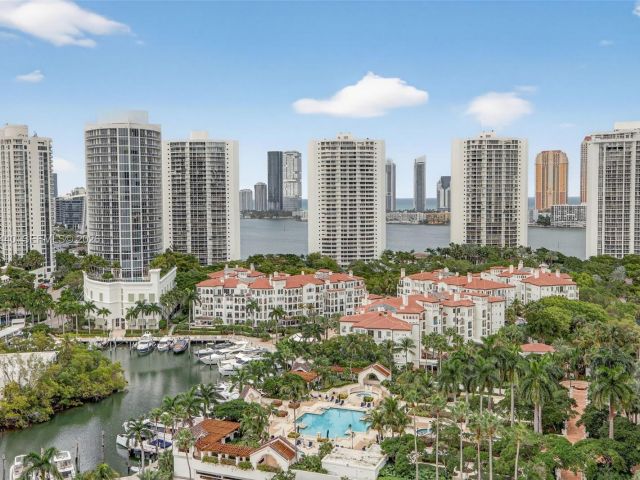 2-bedroom condo for sale in Aventura - 1000 Island Blvd 2105 - MondialRealty