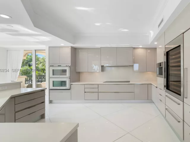 4-bedroom condo for sale in Miami Beach - 7124 Fisher Island Dr 7124 - MondialRealty