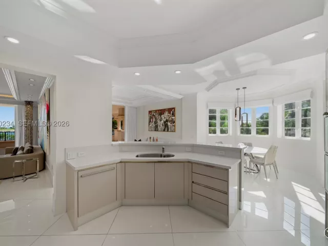 4-bedroom condo for sale in Miami Beach - 7124 Fisher Island Dr 7124 - MondialRealty