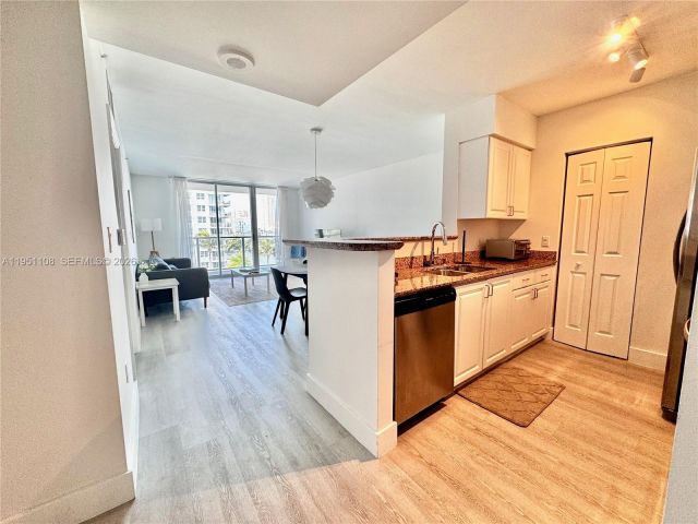 1-bedroom condo for rent in Miami - 1155 Brickell Bay Dr 906 - MondialRealty