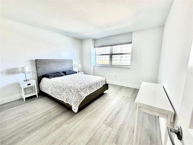 1-bedroom condo for rent in Miami - 1155 Brickell Bay Dr 906 - MondialRealty