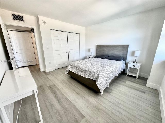 1-bedroom condo for rent in Miami - 1155 Brickell Bay Dr 906 - MondialRealty