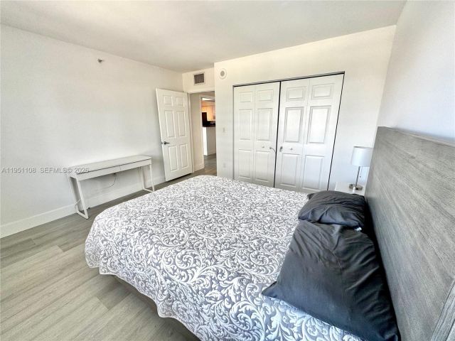 1-bedroom condo for rent in Miami - 1155 Brickell Bay Dr 906 - MondialRealty