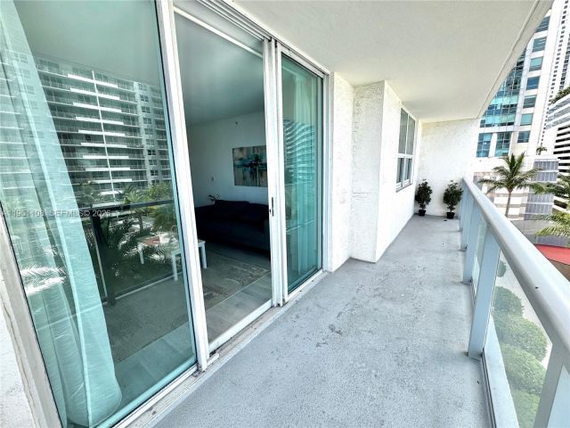 1-bedroom condo for rent in Miami - 1155 Brickell Bay Dr 906 - MondialRealty