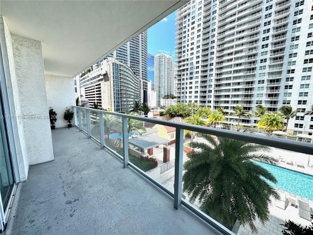 1-bedroom condo for rent in Miami - 1155 Brickell Bay Dr 906 - MondialRealty