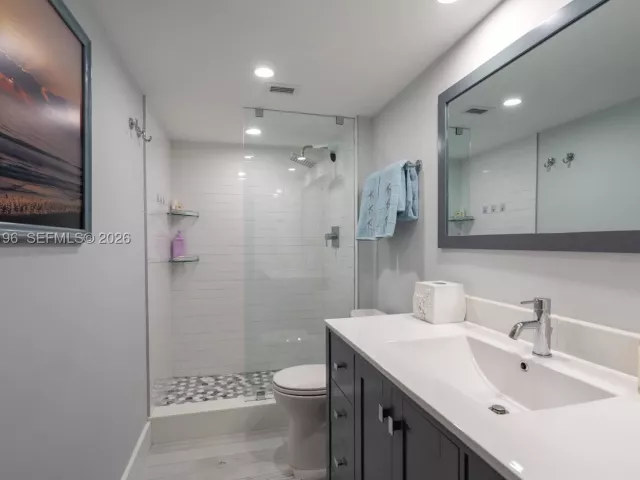 2-bedroom condo for sale in Miami Beach - 5701 Collins Ave 1417 - MondialRealty