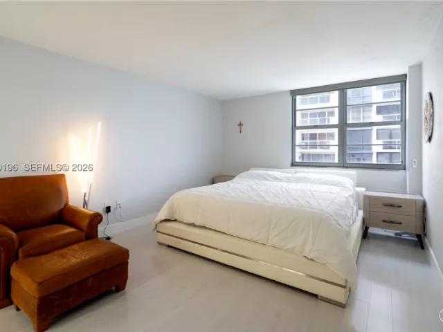 2-bedroom condo for sale in Miami Beach - 5701 Collins Ave 1417 - MondialRealty