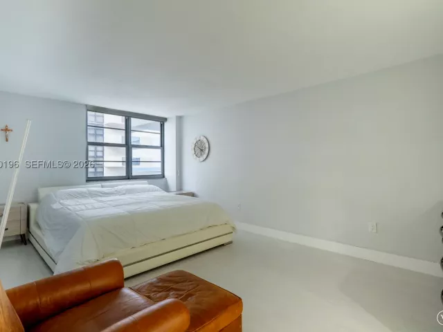 2-bedroom condo for sale in Miami Beach - 5701 Collins Ave 1417 - MondialRealty