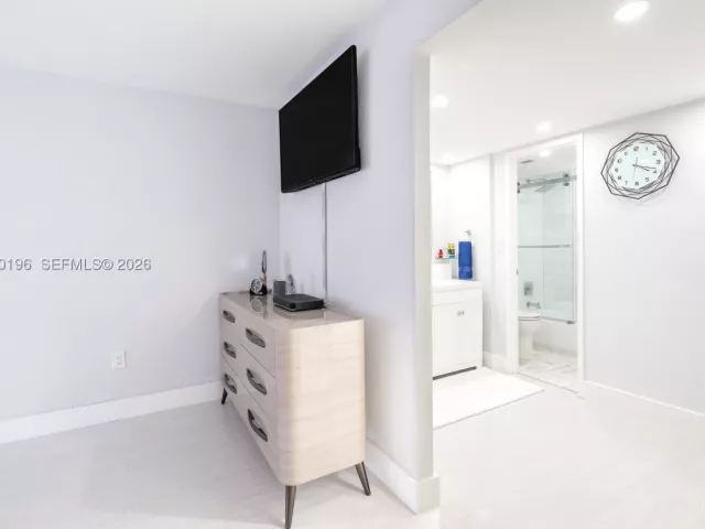 2-bedroom condo for sale in Miami Beach - 5701 Collins Ave 1417 - MondialRealty