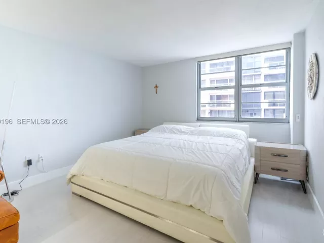2-bedroom condo for sale in Miami Beach - 5701 Collins Ave 1417 - MondialRealty