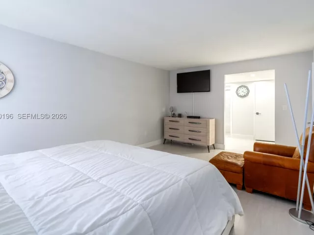 2-bedroom condo for sale in Miami Beach - 5701 Collins Ave 1417 - MondialRealty