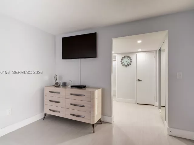 2-bedroom condo for sale in Miami Beach - 5701 Collins Ave 1417 - MondialRealty
