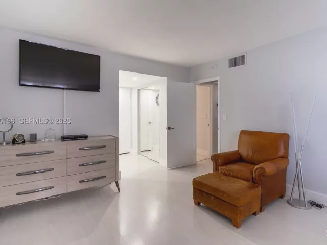 2-bedroom condo for sale in Miami Beach - 5701 Collins Ave 1417 - MondialRealty