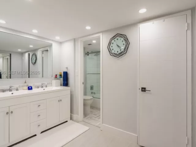2-bedroom condo for sale in Miami Beach - 5701 Collins Ave 1417 - MondialRealty