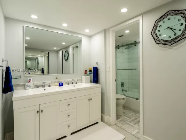2-bedroom condo for sale in Miami Beach - 5701 Collins Ave 1417 - MondialRealty