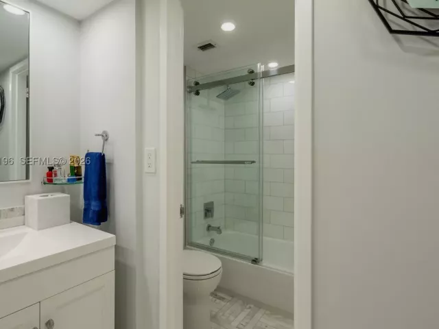 2-bedroom condo for sale in Miami Beach - 5701 Collins Ave 1417 - MondialRealty