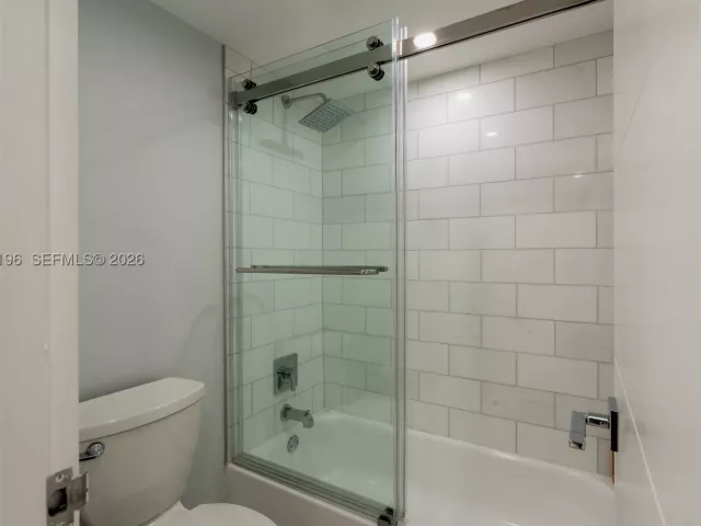 2-bedroom condo for sale in Miami Beach - 5701 Collins Ave 1417 - MondialRealty