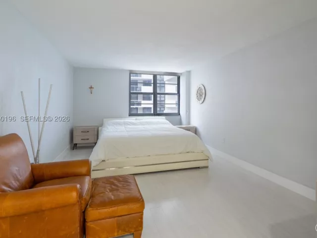 2-bedroom condo for sale in Miami Beach - 5701 Collins Ave 1417 - MondialRealty