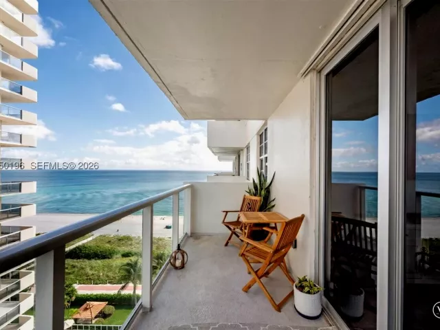 2-bedroom condo for sale in Miami Beach - 5701 Collins Ave 1417 - MondialRealty