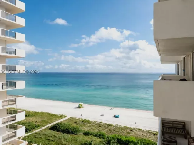 2-bedroom condo for sale in Miami Beach - 5701 Collins Ave 1417 - MondialRealty