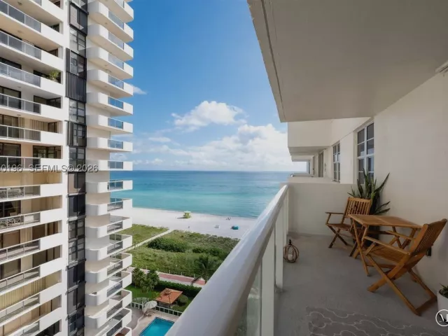 2-bedroom condo for sale in Miami Beach - 5701 Collins Ave 1417 - MondialRealty