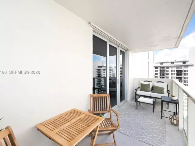 2-bedroom condo for sale in Miami Beach - 5701 Collins Ave 1417 - MondialRealty