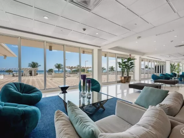 2-bedroom condo for sale in Miami Beach - 5701 Collins Ave 1417 - MondialRealty