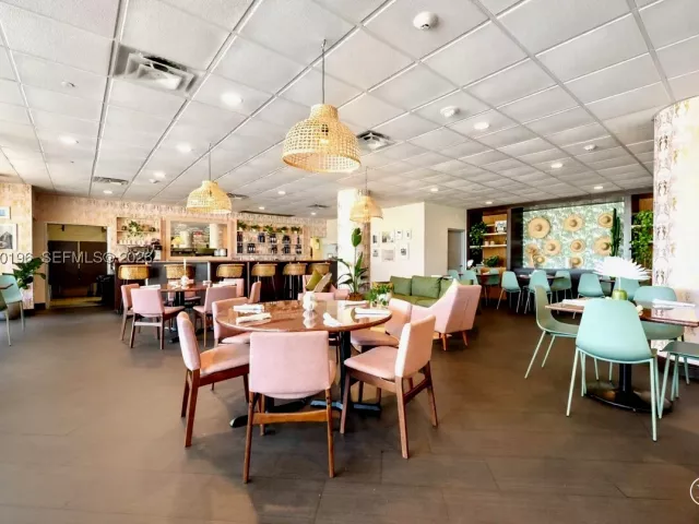 2-bedroom condo for sale in Miami Beach - 5701 Collins Ave 1417 - MondialRealty