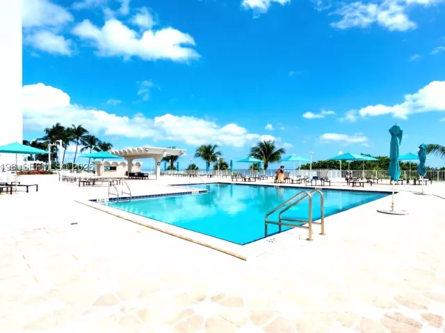 2-bedroom condo for sale in Miami Beach - 5701 Collins Ave 1417 - MondialRealty
