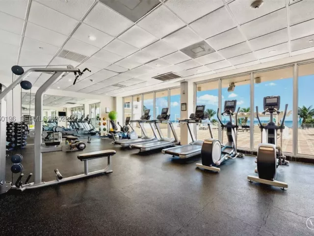 2-bedroom condo for sale in Miami Beach - 5701 Collins Ave 1417 - MondialRealty