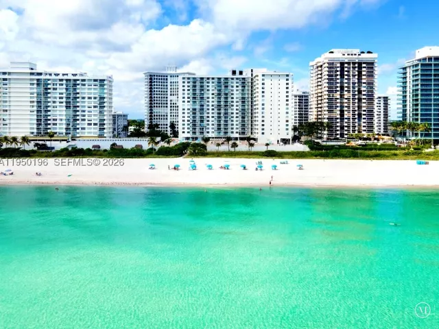 2-bedroom condo for sale in Miami Beach - 5701 Collins Ave 1417 - MondialRealty