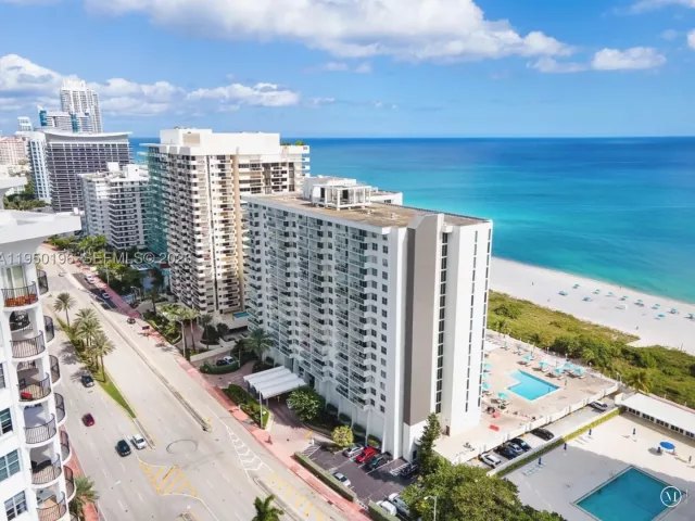 2-bedroom condo for sale in Miami Beach - 5701 Collins Ave 1417 - MondialRealty