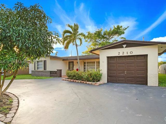 3-bedroom home for sale in Pembroke Pines - 2210 NW 91st Ter - MondialRealty