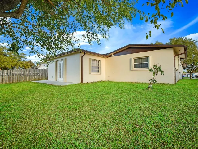 3-bedroom home for sale in Pembroke Pines - 2210 NW 91st Ter - MondialRealty