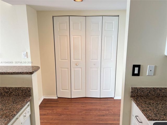 1-bedroom condo for rent in Miami - 1155 Brickell Bay Dr 1107 - MondialRealty