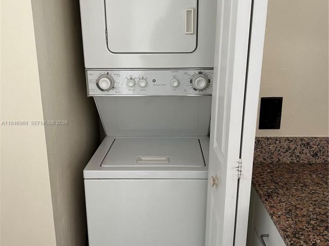 1-bedroom condo for rent in Miami - 1155 Brickell Bay Dr 1107 - MondialRealty