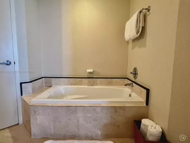 1-bedroom condo for sale in Sunny Isles Beach - 18001 Collins Ave 2605 - MondialRealty