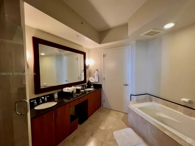 1-bedroom condo for sale in Sunny Isles Beach - 18001 Collins Ave 2605 - MondialRealty