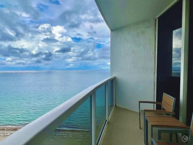 1-bedroom condo for sale in Sunny Isles Beach - 18001 Collins Ave 2605 - MondialRealty