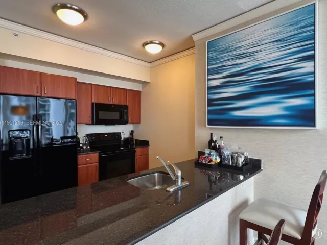 1-bedroom condo for sale in Sunny Isles Beach - 18001 Collins Ave 2605 - MondialRealty