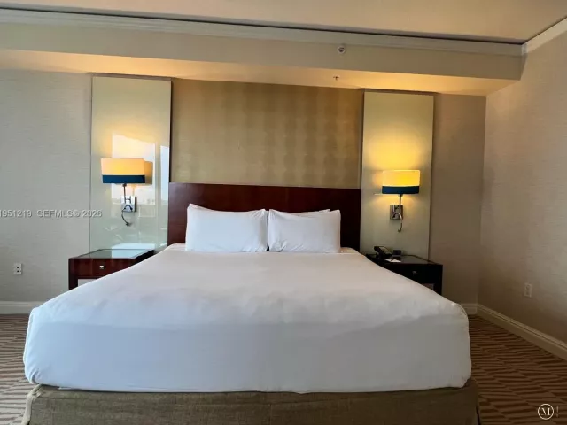 1-bedroom condo for sale in Sunny Isles Beach - 18001 Collins Ave 2605 - MondialRealty