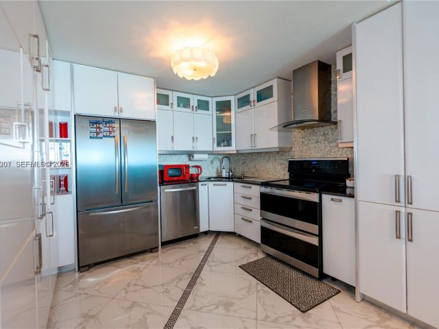 1-bedroom condo for rent in Hollywood - 2201 S Ocean Dr 1002 - MondialRealty