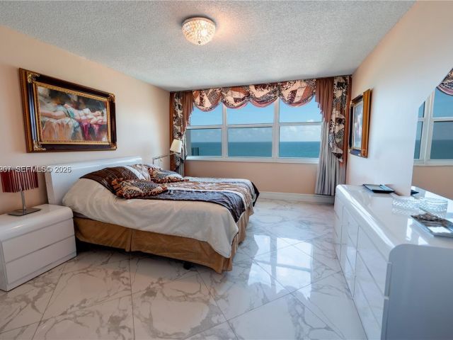 1-bedroom condo for rent in Hollywood - 2201 S Ocean Dr 1002 - MondialRealty