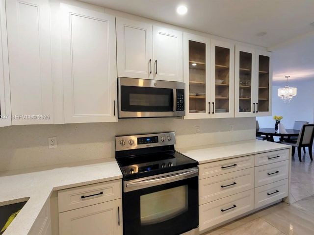 2-bedroom condo for sale in Hallandale Beach - 2500 Parkview Dr 2517 - MondialRealty