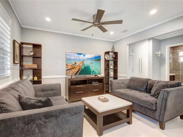 Home for sale at 424 NE 27th Dr - photo 7329769