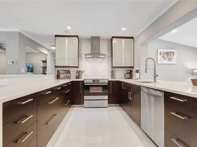 Home for sale at 424 NE 27th Dr - photo 7329778