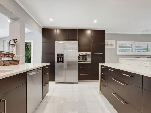 Home for sale at 424 NE 27th Dr - photo 7329779